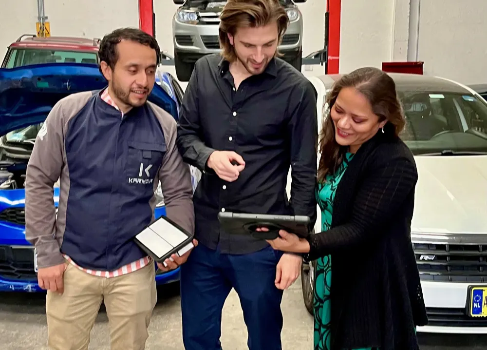 Equipo Karbook en un taller automotriz